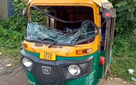 College Students Vandalized an Auto in Teliamura over petty Argument College Students Vandalized an Auto in Teliamura over petty Argument